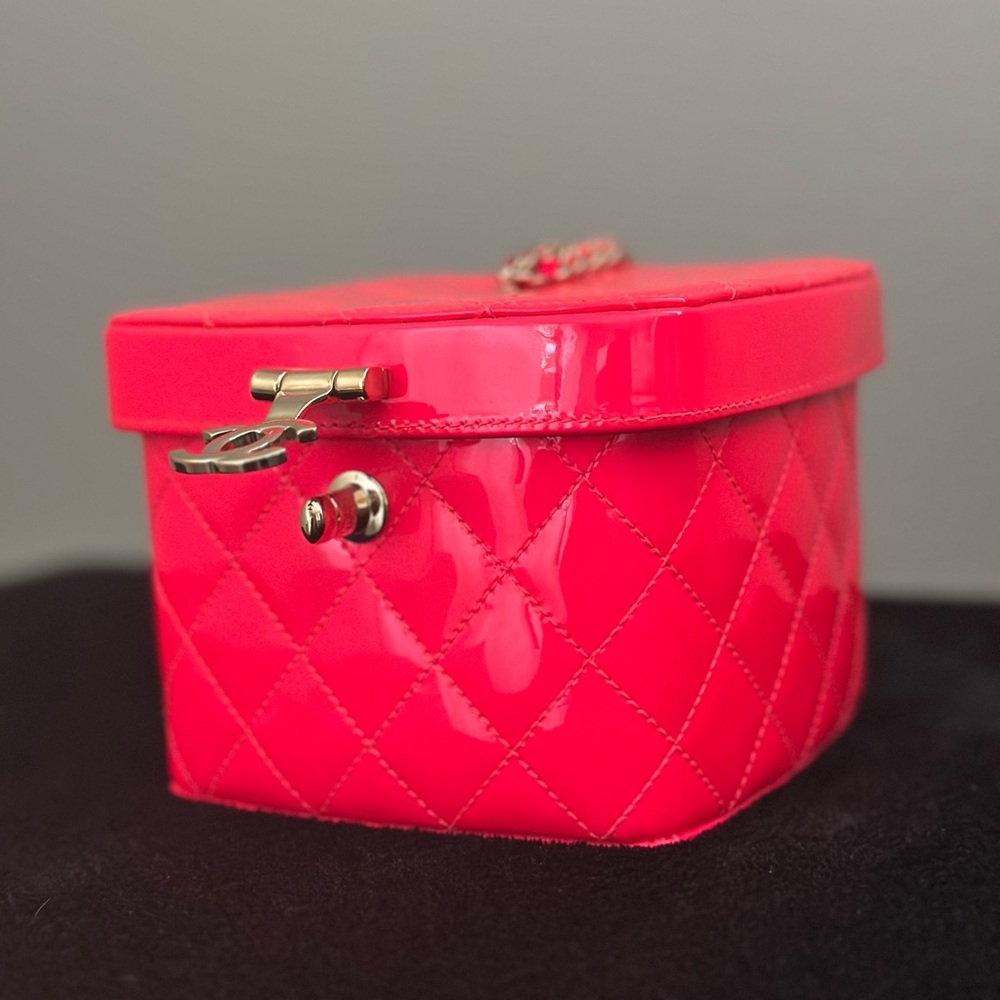CHANEL Neon Pink Patent Quilted Cosmetic Case - Picture 2 of 12